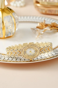 Dettaglio dell'orologio al quarzo di lusso con strass, quadrante in madreperla e oro