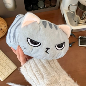 Dettaglio dell'astuccio a gatto in peluche grigio con viso ricamato e morbida trama a righe