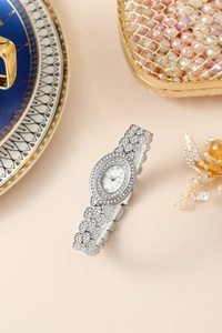 Dettaglio di un orologio da donna di lusso con strass e quadrante ovale in argento
