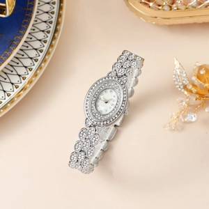 Orologio al quarzo lusso da donna con quadrante ovale con strass e cinturino a catena argento
