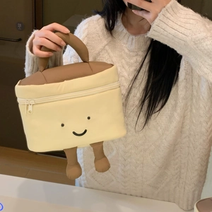 Detailansicht der Plüsch-Kosmetiktasche mit 3D-Beinen und Smiley-Stickerei