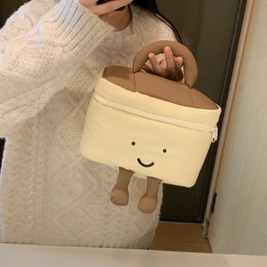 Makroaufnahme der süßen Toast-Kosmetiktasche mit 3D-Beinen und Smiley-Gesicht-Design