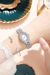 Primo piano dell'orologio di lusso con strass argento e bracciale rigido a cuore