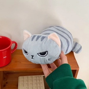 Dettaglio dell'astuccio per gatti in peluche grigio a righe con ricamo imbronciato