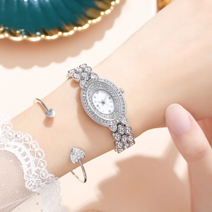 Primo piano di un orologio di lusso in strass argento e bracciale a cuore abbinato