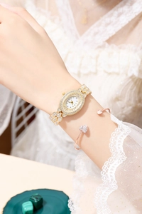 Elegante set orologio al quarzo dorato e bracciale a cuore con strass al polso di una donna