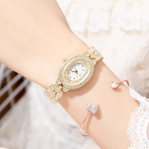 Orologio al quarzo ovale dorato con strass e bracciale con ciondolo a cuore per donna