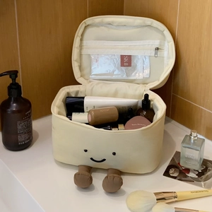 Detail der niedlichen cremefarbenen Plüsch-Kosmetiktasche mit Netztasche innen