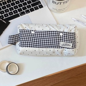 Détail de la trousse en toile grande capacité avec motif à pois et damier