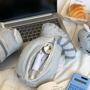 Vista dettagliata dell'astuccio a forma di gatto grigio in peluche con cerniera