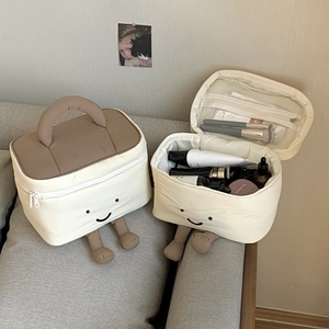 Süße Make-up Tasche mit kleinen Füßen, Gesicht-Stickerei und großem Innenfach