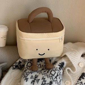 Detail der süßen Plüsch-Kosmetiktasche mit Fußdesign und weichen Griffen im warmen Stil
