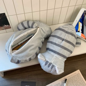 Dettaglio di astucci in peluche a forma di gatto grigio a righe con grande capacità
