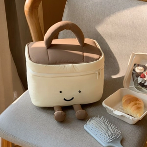 Plüsch-Kosmetiktasche mit Smiley-Gesicht und kleinen Füßen auf gemütlichem Sessel