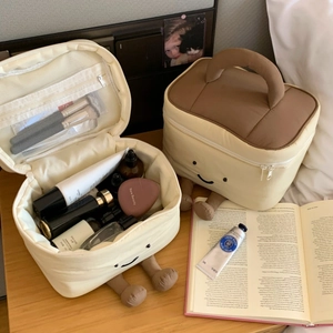 Detailansicht der Plüsch-Kosmetiktasche mit Netzfächern und weichem cremefarbenem Stoff