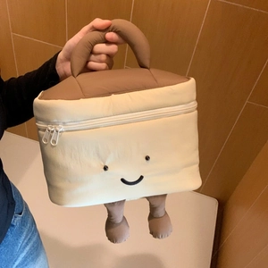 Detailansicht der plüschigen Toast-Kosmetiktasche mit 3D-Beinen und Smiley-Stickerei