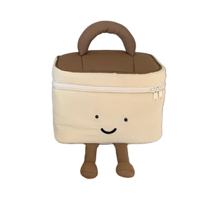 Süße Plüsch-Kulturtasche in Toast-Form mit besticktem Gesicht und dekorativen kleinen Füßen