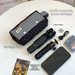 Pochette de rangement à carreaux contenant caméra d'action, trépied et accessoires