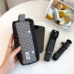 Vue détaillée du sac de rangement à pois avec espace pour téléphone et accessoires