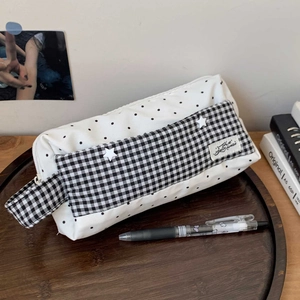 Détail d'une trousse à crayons en toile à grande capacité avec motifs à pois