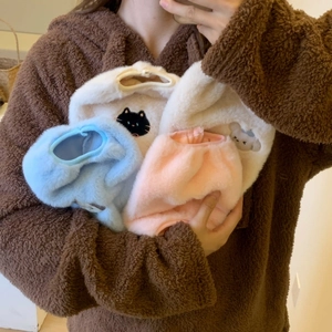 Winterse pluche mouwbeschermers met schattig dierborduurwerk in vier pastelkleuren
