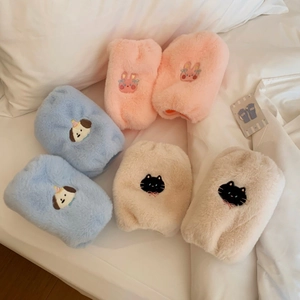 Detail van pluche mouwbeschermers met borduursels van konijn, hond en kattenkopjes
