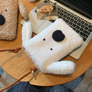 Nahaufnahme der weißen Plüsch-Hundetasche aus weicher Lammwolle mit Stickerei-Details