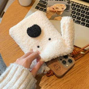 Süße weiße Plüsch-Hunde-Handytasche mit flauschiger Textur und Lederband-Details