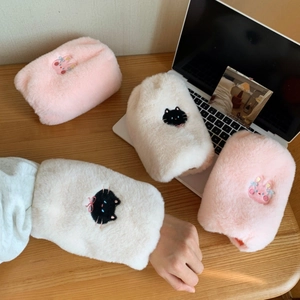 Detailopname van pluche mouwbeschermers met schattige dierenborduursels en zachte textuur