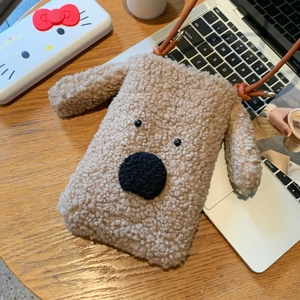 Detailansicht der niedlichen braunen Plüsch-Hundeumhängetasche aus weichem Teddyfell