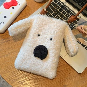Detail der beigen Plüsch-Hundetasche mit weichem Fleece und dünnem braunem Lederriemen
