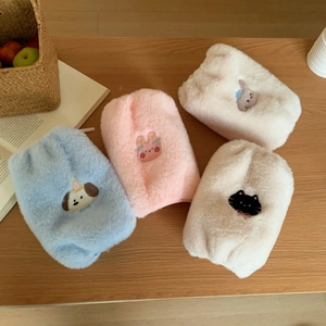 Platte weergave van kleurrijke pluche mouwbeschermers met schattig geborduurd dier