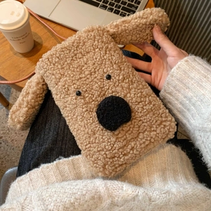 Detailansicht der flauschigen braunen Teddy-Plüsch Hundetasche für Mobiltelefone