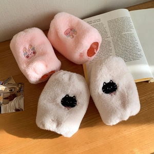 Detailopname van pluche mouwbeschermers met roze konijn en witte kat borduursels