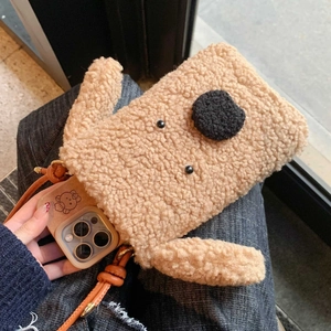 Detail der süßen braunen Plüsch-Hunde-Handytasche mit Gurt und Bärenhülle