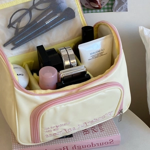 Vue intérieure d'une trousse de maquillage avec poche filet et divers compartiments