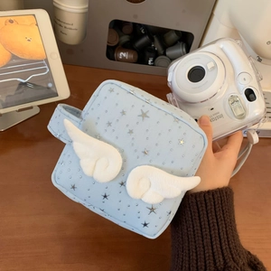 Nahaufnahme der hellblauen Tasche mit Engelsflügeln für Polaroid-Kameras