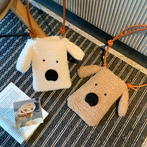 Niedliche Welpen-Plüschtasche aus Lammwolle in Beige und Hellbraun zum Umhängen