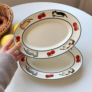 Détail d'assiette en céramique avec motifs de chats mignons et de tomates décoratifs