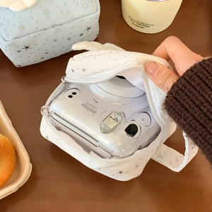 Tragbare weiße Kameratasche mit Sternenmuster für Instax mini auf einem Holztisch