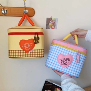 Detail of insulated cartoon lunch bags with bear and cat patterns and reinforced handles