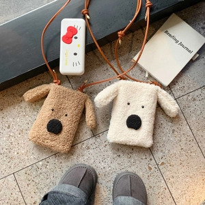 Detail von Plüsch-Hunde-Umhängetaschen in Khaki und Cremeweiß mit weicher Fleece-Struktur