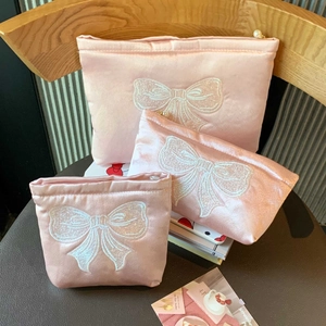 Trois tailles de trousses de maquillage roses à nœud nacré avec broderie satinée