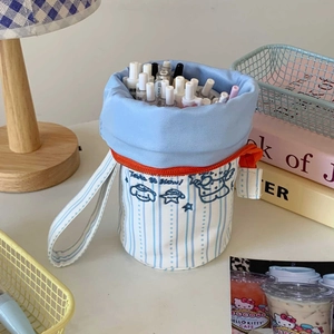 Dettaglio dell'astuccio Cinnamoroll in tela con strisce blu e cerniera arancione