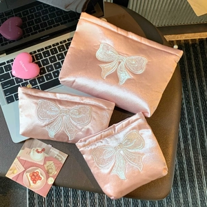 Lot de trois sacs en soie rose avec cordon de serrage et broderie de nœud blanc