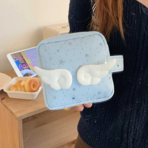 Detail der hellblauen Kosmetiktasche mit 3D-Flügeln und breitem praktischem Griff