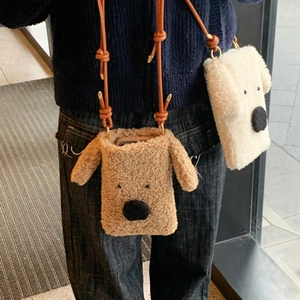 Detailansicht der süßen Plüsch-Hundehandytaschen aus braunem und beige Teddy-Fleece