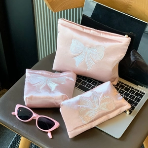 Lot de trousses de maquillage en satin rose avec broderie nœud et perles
