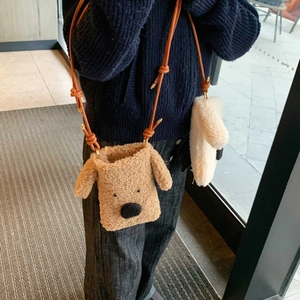 Detail der süßen Welpen-Plüschtasche aus weichem Teddy-Stoff mit Lederriemen