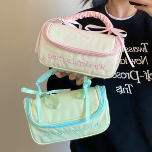 Duo de trousses à maquillage rose et vert menthe avec nœuds et broderie Softness